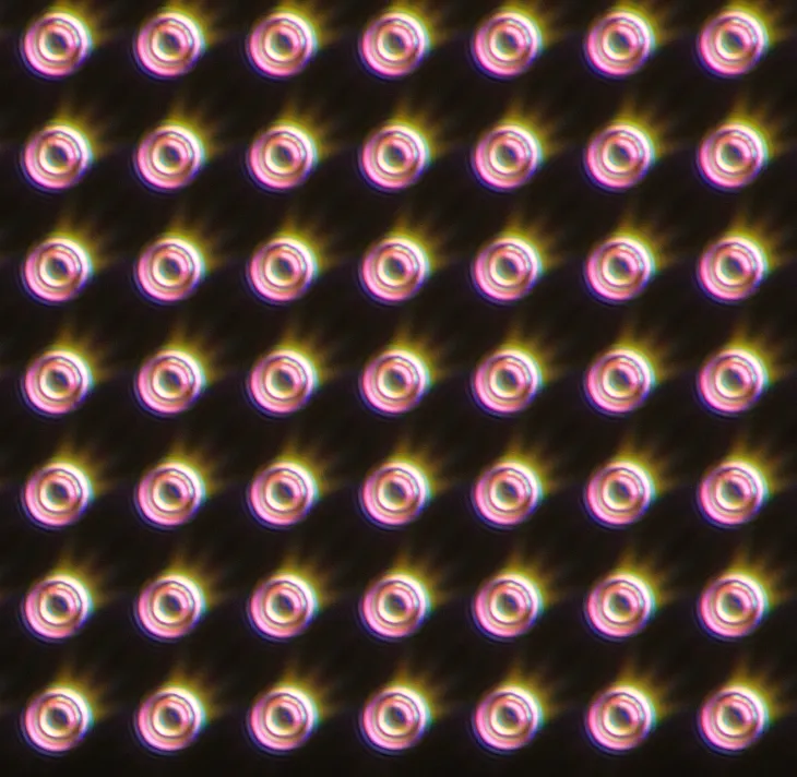 在显微镜下：数千个微型圆盘阵列。