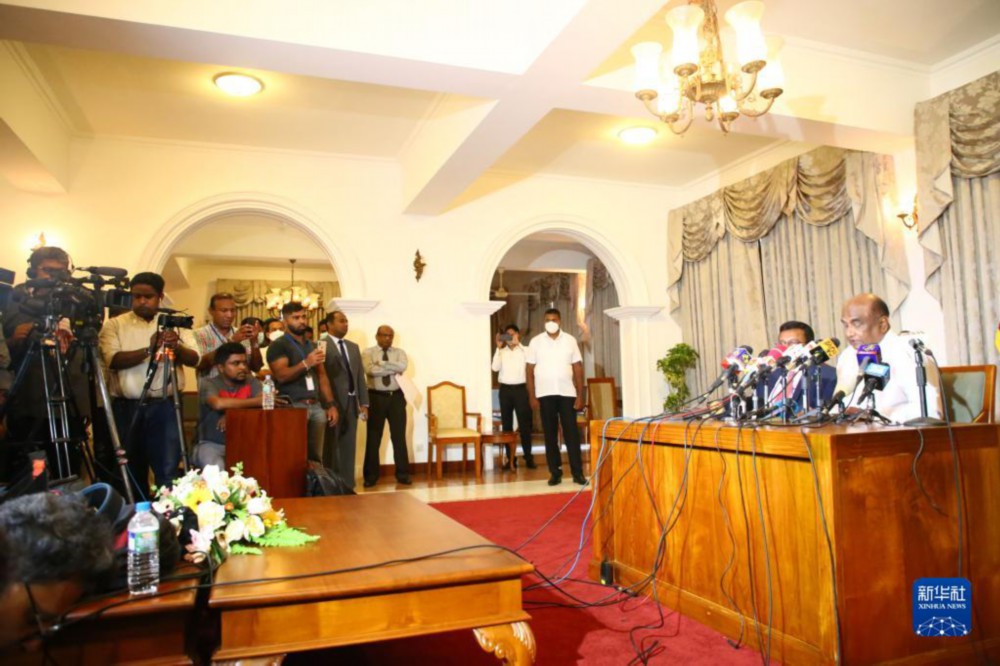 7月15日，斯里兰卡议长阿贝瓦德纳（右一）在科伦坡出席新闻发布会。新华社记者 车宏亮 摄