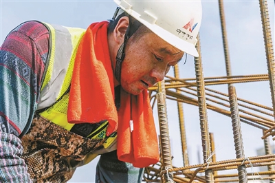 建设者在烈日下挥洒汗水.