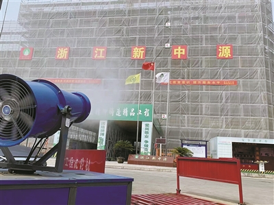 施工现场开启雾炮机,洒水车降尘.