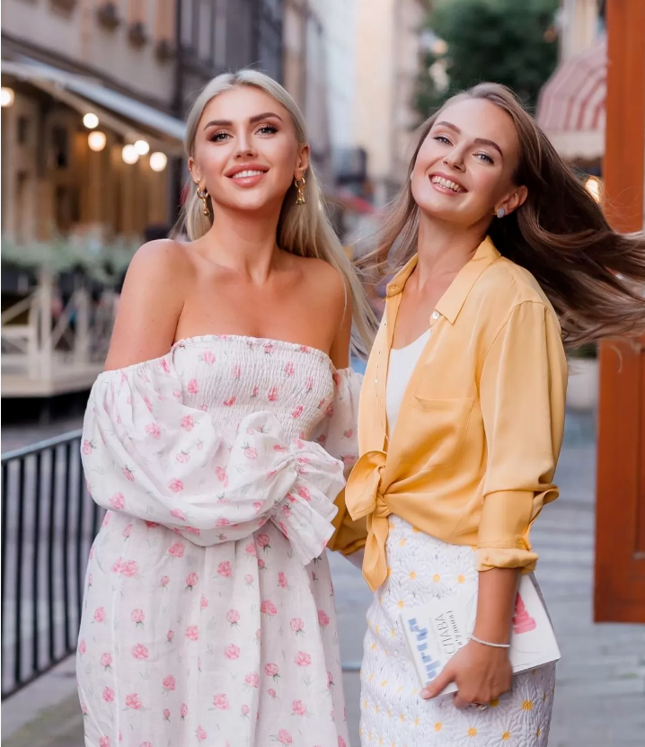 ·安娜(左)和朋友。