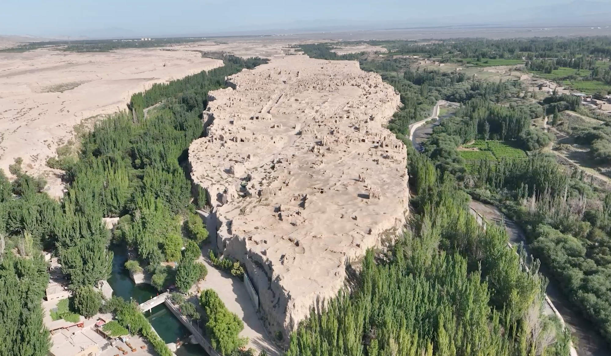 △“车师前国，王治交河城。河水分流绕城下，故号交河。”——《汉书·西域传》