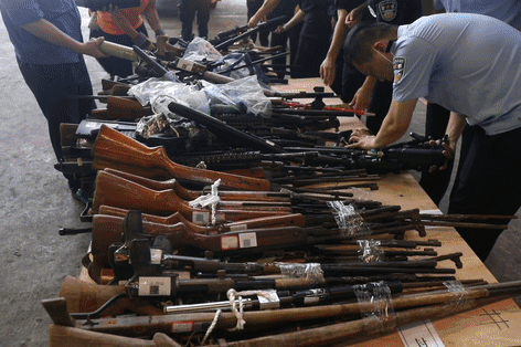 上千枪支熔为钢水!