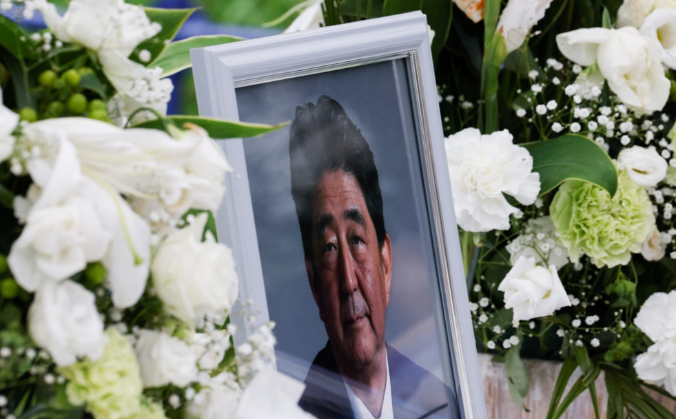 日本民众在自民党总部悼念安倍晋三.(资料图)