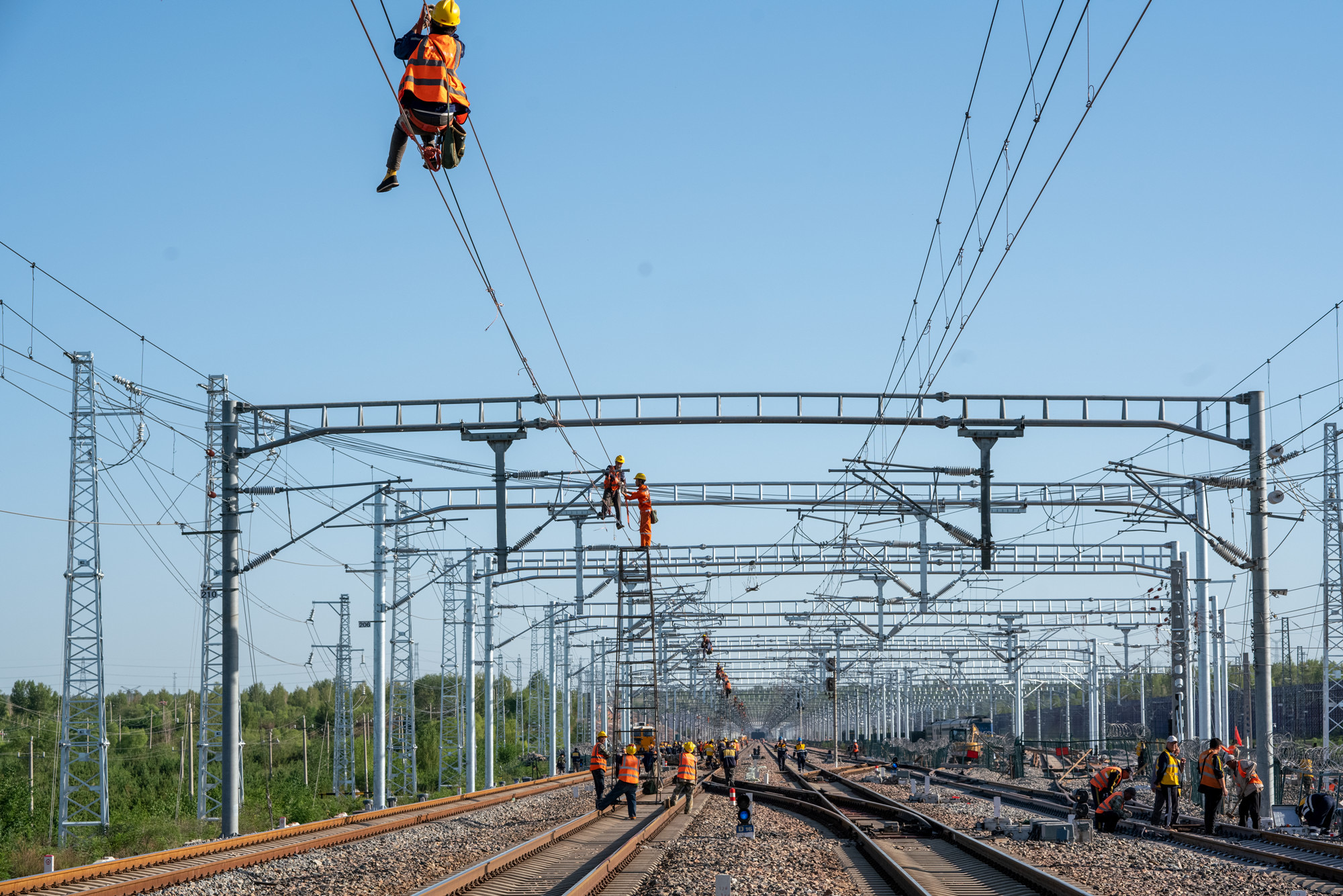 图为新街站更换接触网承力索施工作业.(资料图片)