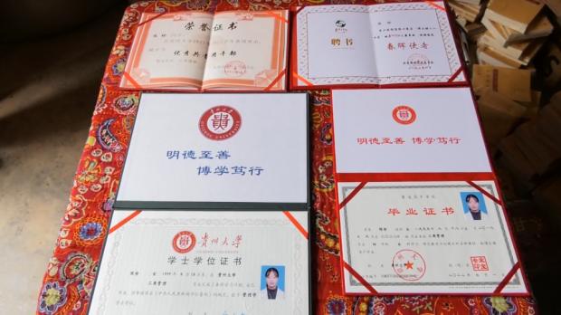 贵州励志女孩毕业了!拖回满满一箱惊喜,父母:很欣慰