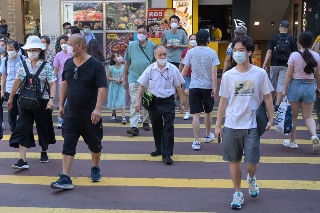 2022年7月16日，香港特区政府卫生署卫生防护中心通报，香港新增3762宗新冠病毒阳性病例 。图为香港市民在佐敦出行。（图|视觉中国）