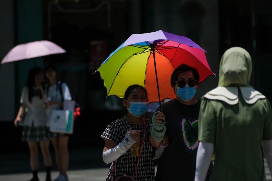 7月14日，重庆市气象台继续发布高温红色预警信号，市民防晒出行。