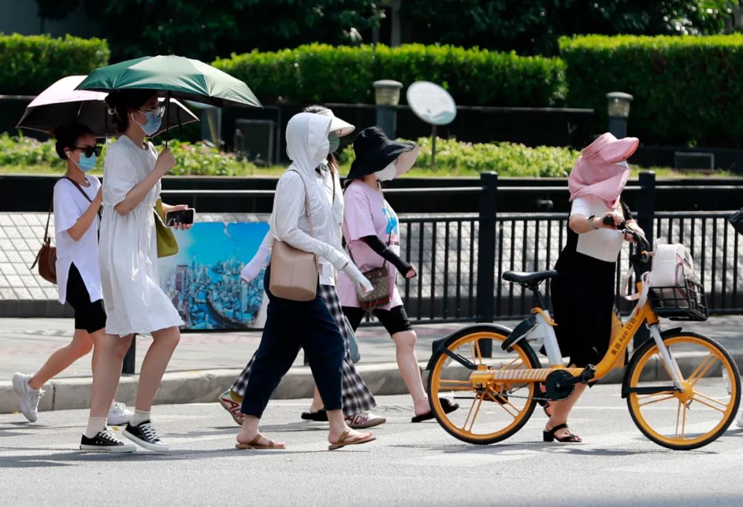 7月14日，上海中心气象台发布高温红色预警信号，上海中心城区、浦东、闵行等地的最高气温达到40℃。