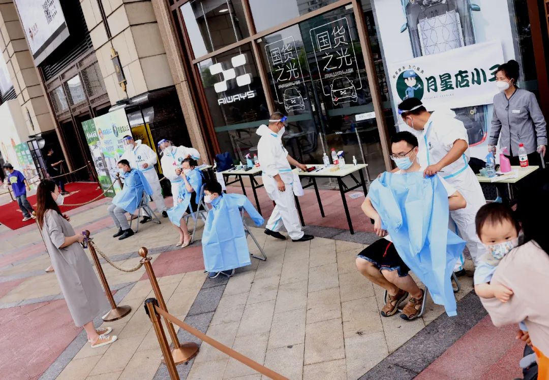 　　2022年6月1日，上海月星环球港商场为首批顾客提供免费理发服务。6月1日起，上海全面恢复全市正常生产生活秩序。  新华社记者 陈飞 摄