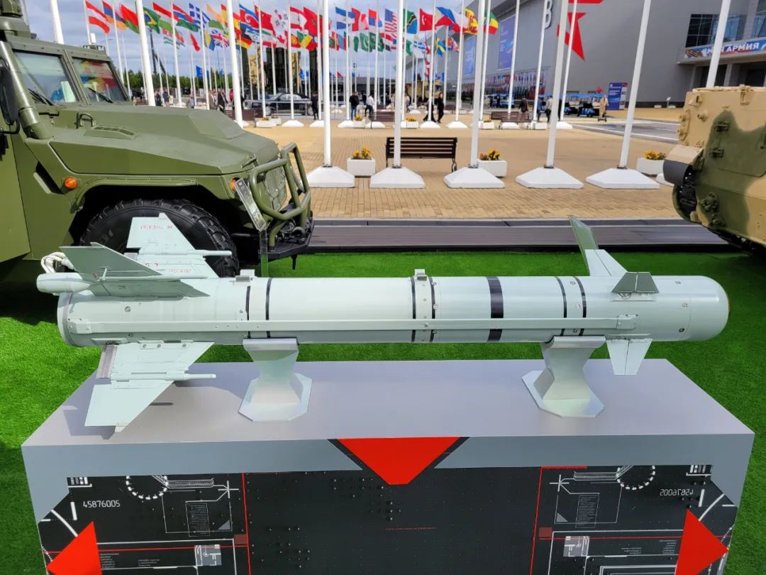 解放军又一款武直空射导弹曝光采用折叠翼结构射程大幅度提升