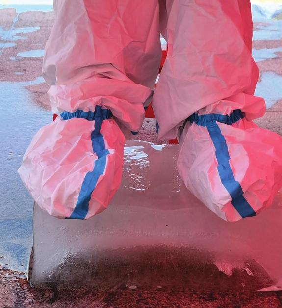 高温下,医务人员一边核酸采样,一边脚踩冰块降温.