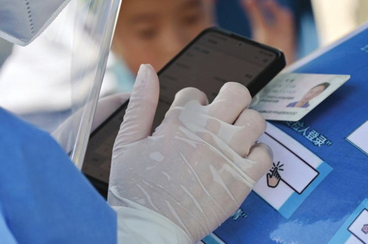 一名志愿者的防护手套被汗水浸透.