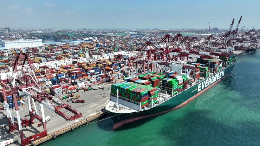 　　2022年6月15日，山东港口青岛港前湾港区，集装箱货轮在码头装卸集装箱。青岛海关数据显示，今年1月至5月，青岛直达金砖国家的航线共完成箱量83万标箱，同比增长12%，其中出口量增长26.1%。  新华社记者 李紫恒 摄