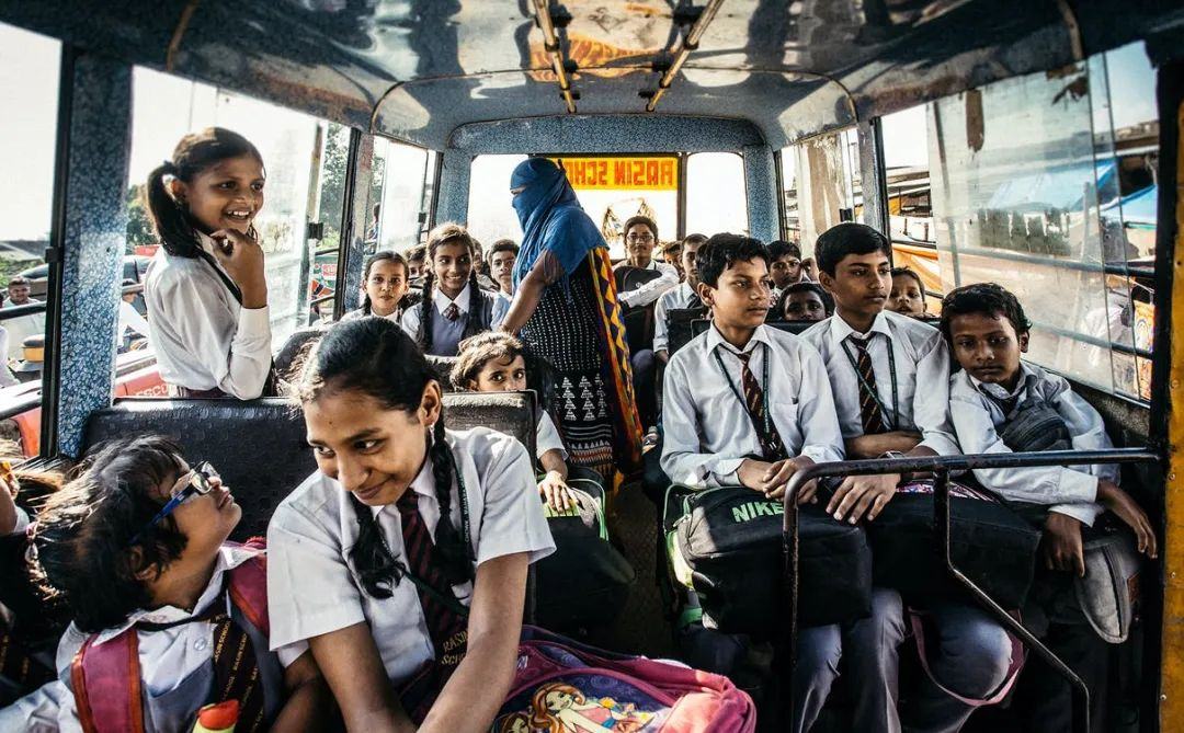 印度学生们花费大量的时间上学，但很可能毕业即失业 图源：pexels