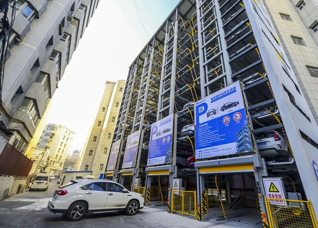 一大型商场背后狭小空地新建的立体停车库,使这一区域停车数量增加