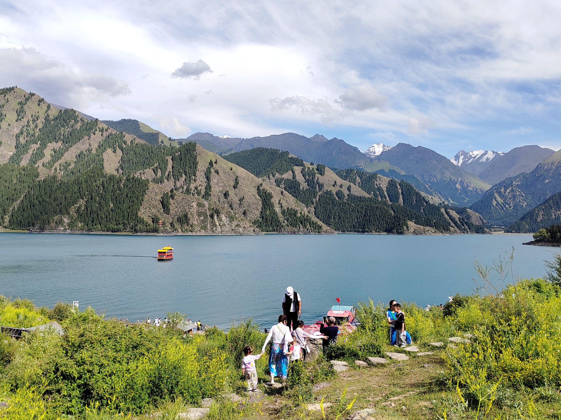 读图丨天山天池景区天蓝水碧生态好