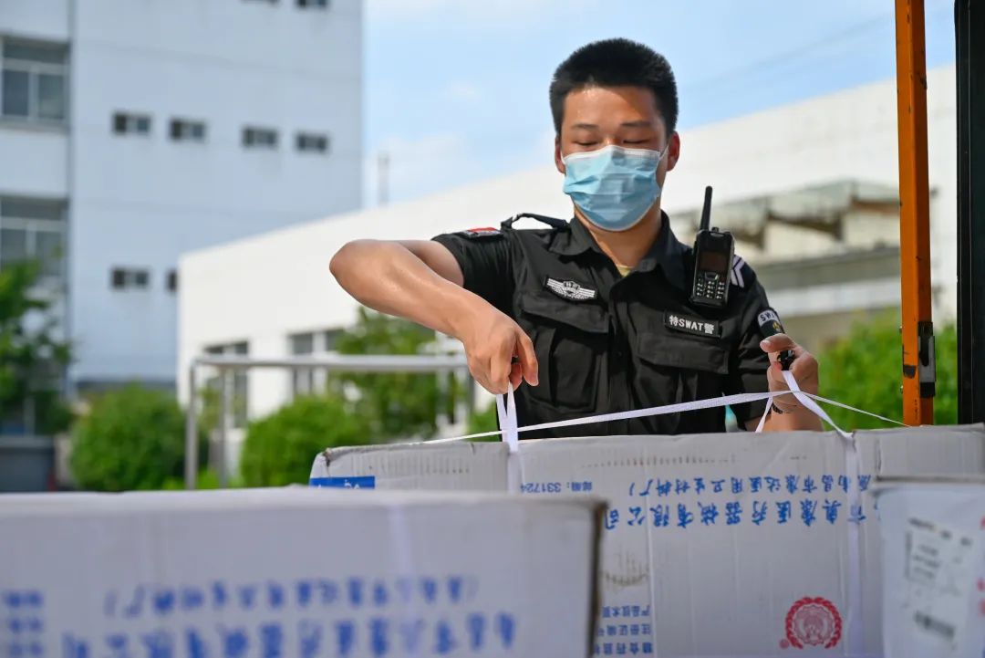 進入水電房進行安全檢查江寧監獄 安全生產監督支隊民警 田富安正在對