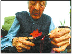 百岁老人爱剪纸