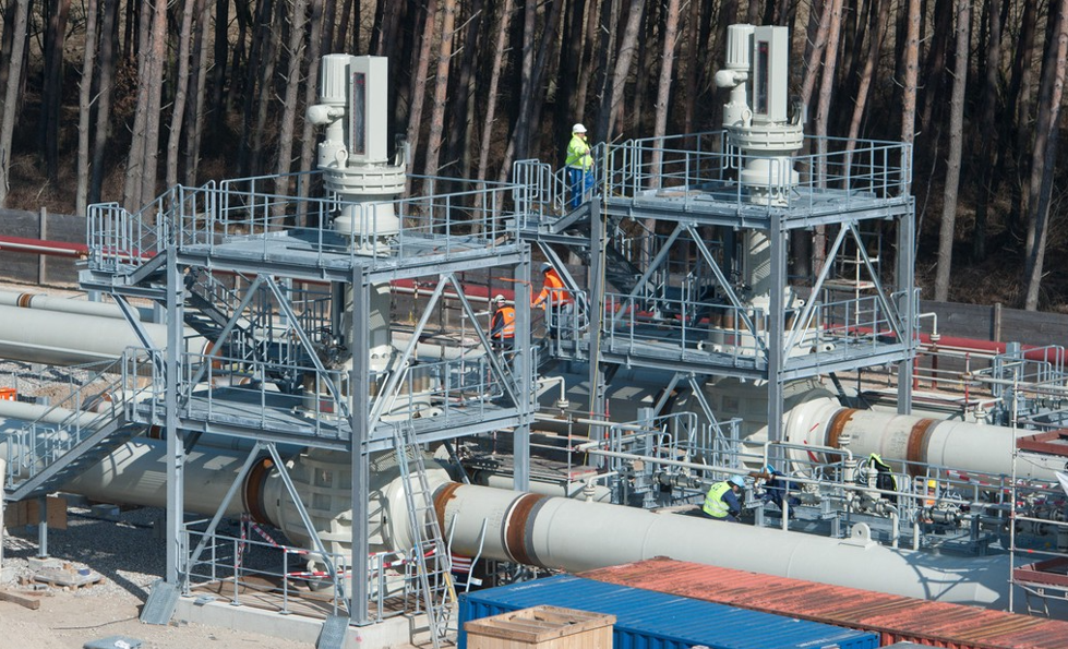 德国工人安装码头管道。（资料图）