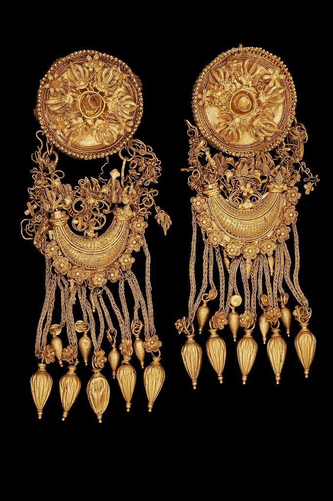 展览分为"古希腊艺术中的海洋""现当代希腊艺术中的海洋"两大版块