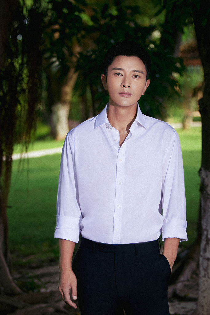 贾乃亮户外林间写真释出  衬衫西裤穿搭走商务风