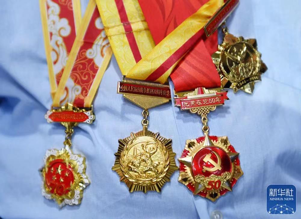 6月10日在湖南省长沙市拍摄的抗战老战士高永斌的部分纪念章.