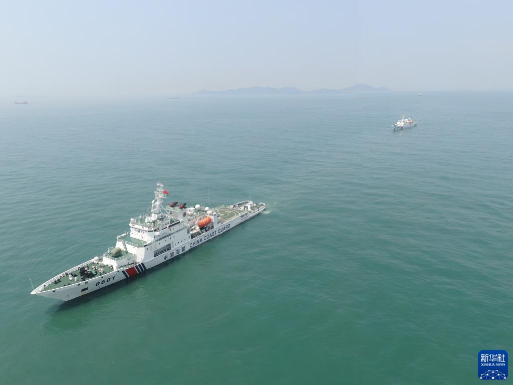 7月18日，中国海警局“长山舰”和“石城舰”组成的舰艇编队前往北太平洋公海执行渔业执法巡航任务（无人机照片）。新华社发
