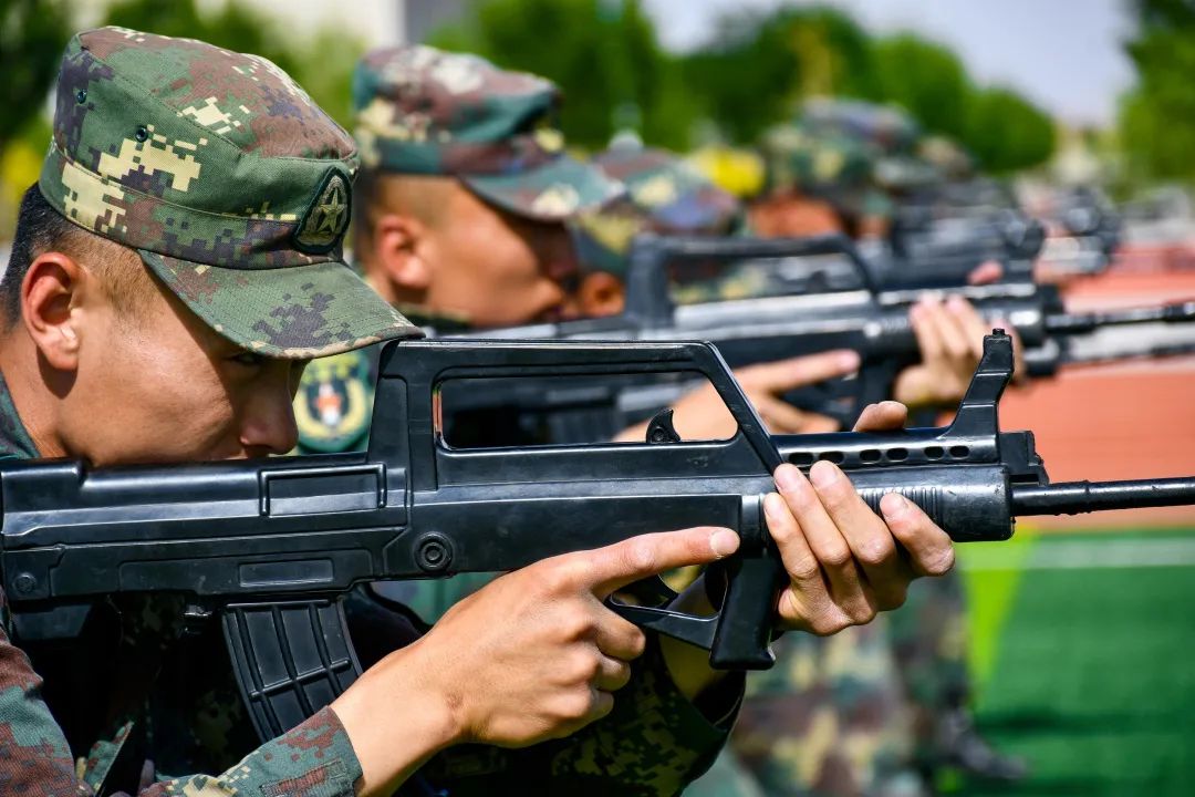 警卫兵的一天原来可以这么精彩!|体能_新浪财经_新浪网