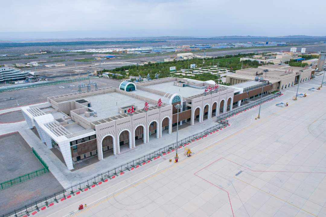 吐鲁番机场改扩建项目航站楼工程完工 空铁连廊正式连通