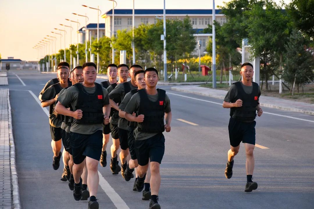 拿武器直奔营门警卫兵奋勇争先,敢打头阵守卫部队安全稳定pm