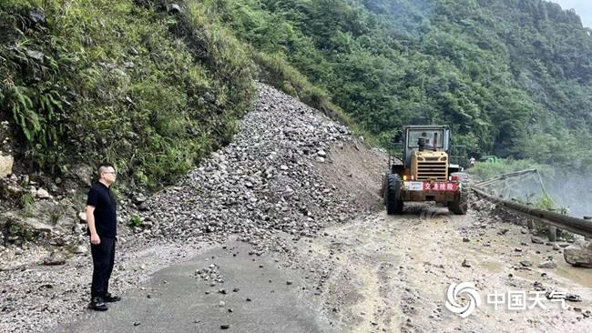 7月12日-13日，四川绵阳局地大暴雨导致道路中断。（图片由四川省绵阳市气象局提供）