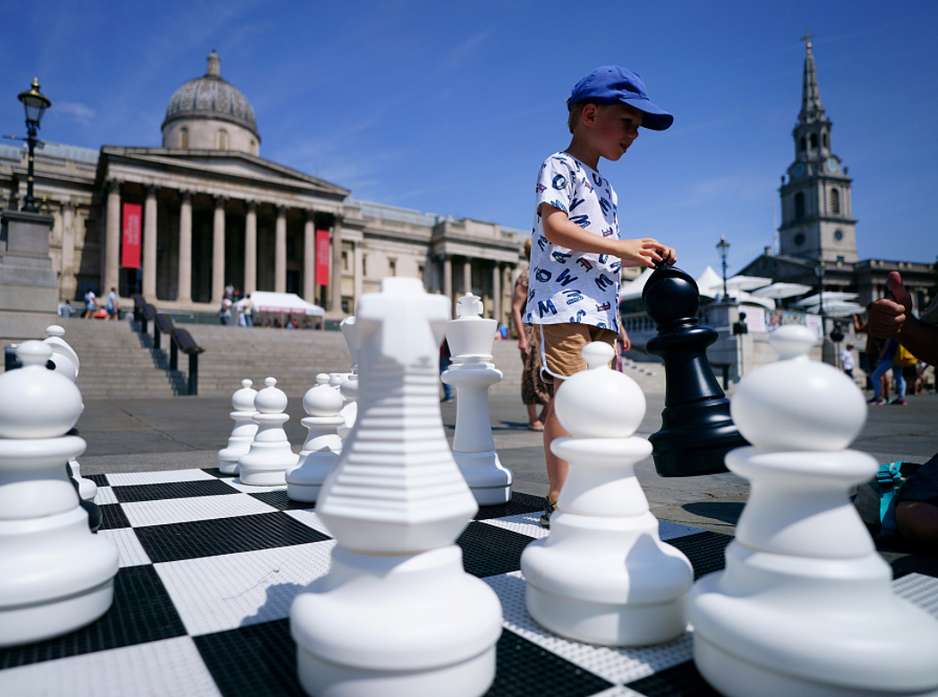 庆祝国际象棋节伦敦特拉法加广场摆放大型棋子模型
