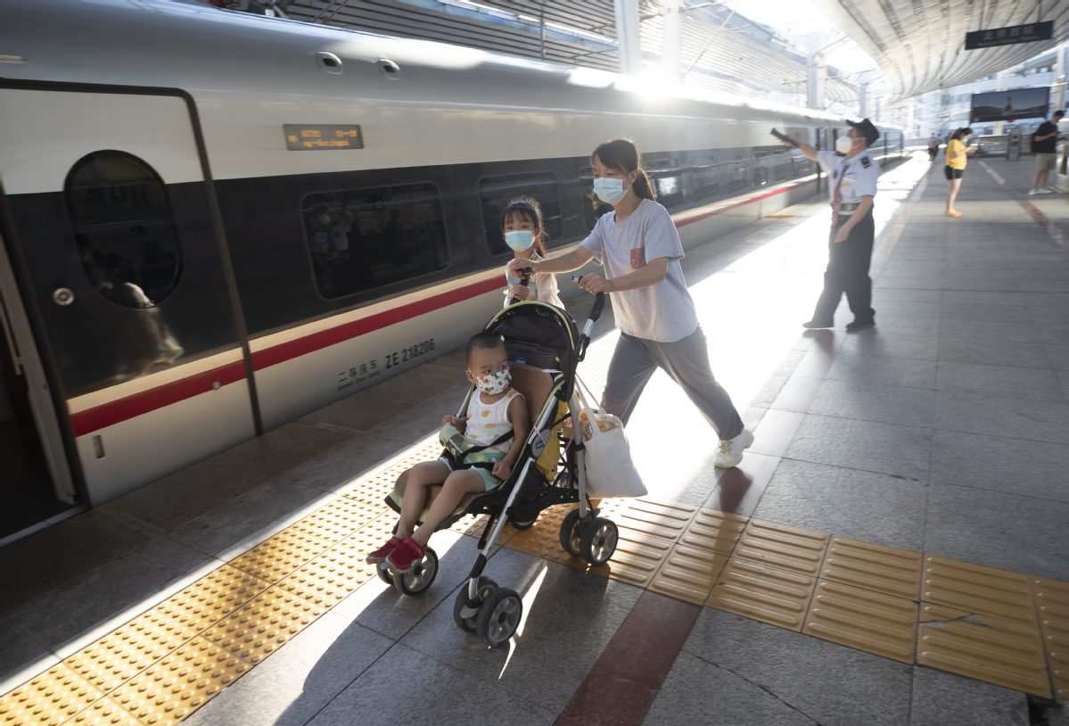 7月18日，北京西站，旅客到站下车。（中国日报记者 邹红 摄）