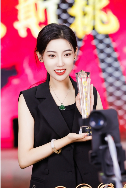 　　快手官方为七爷颁发“快手珠宝星推官”奖杯