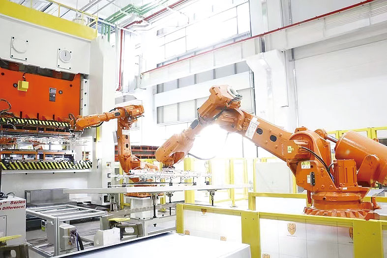 天津海尔洗衣机互联工厂钣金车间机械臂