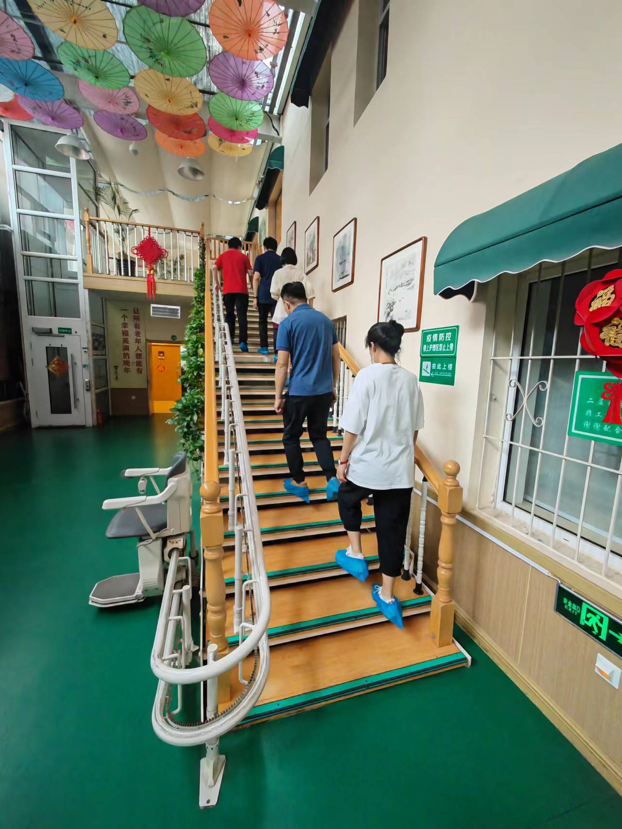 养老机构设施标准化服务老年人. 王文郁/摄