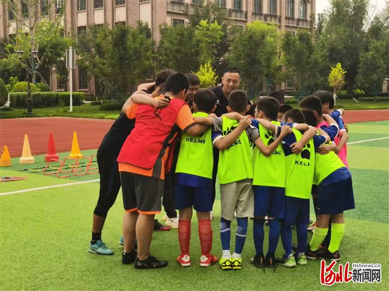 石家庄市南高营小学暑期托管学生正在操场准备踢足球