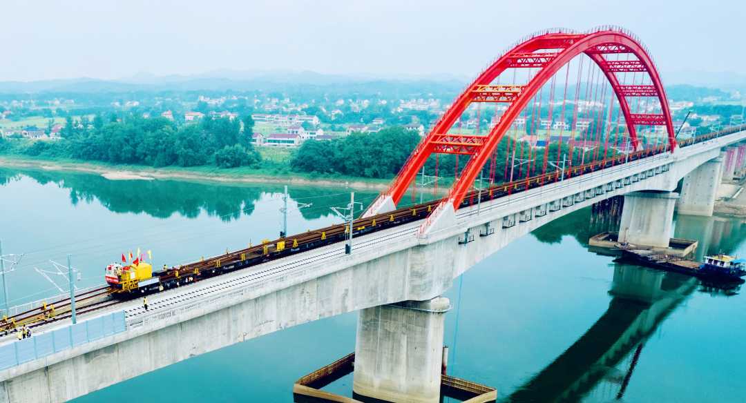 中国银行常益长高铁资水特大桥成功铺轨