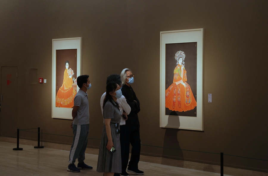 7月18日，观众欣赏崔景哲“中国红”系列工笔人物画作。中国日报记者 姜东 摄