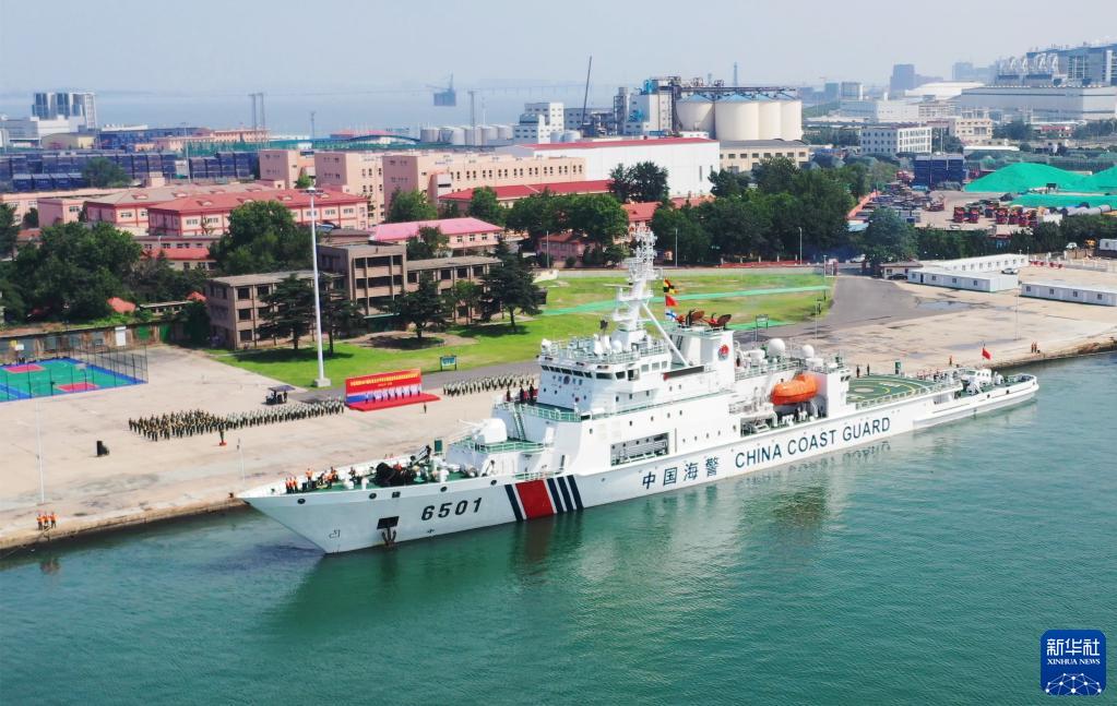 7月18日，中国海警局“长山舰”驶离码头（视频截图）。新华社发