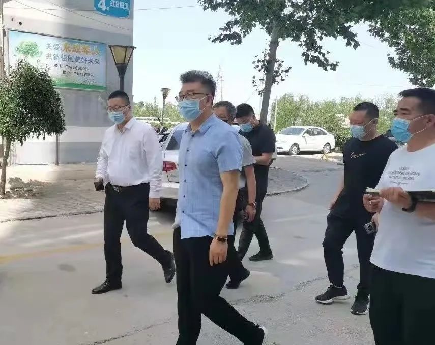 7月15日,内丘县委书记管志民到家乐园小区,邢瓷大