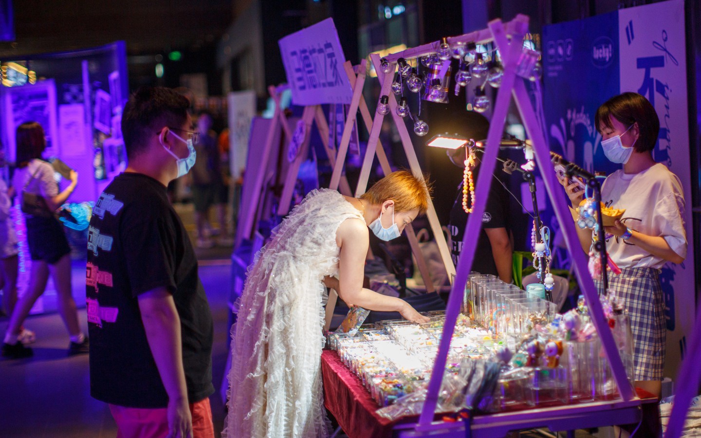 7月17日,隆福寺,市民在集市摊位前选购商品.新京报记者 王子诚 摄