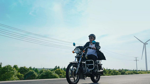　　(图片说明：严成和喜欢开摩托车时的自由感觉)