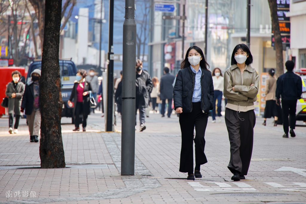韩国首尔街头，民众戴口罩出行。（资料图）