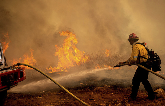 美国12州89起山火肆虐 4000万人处于高温警告下