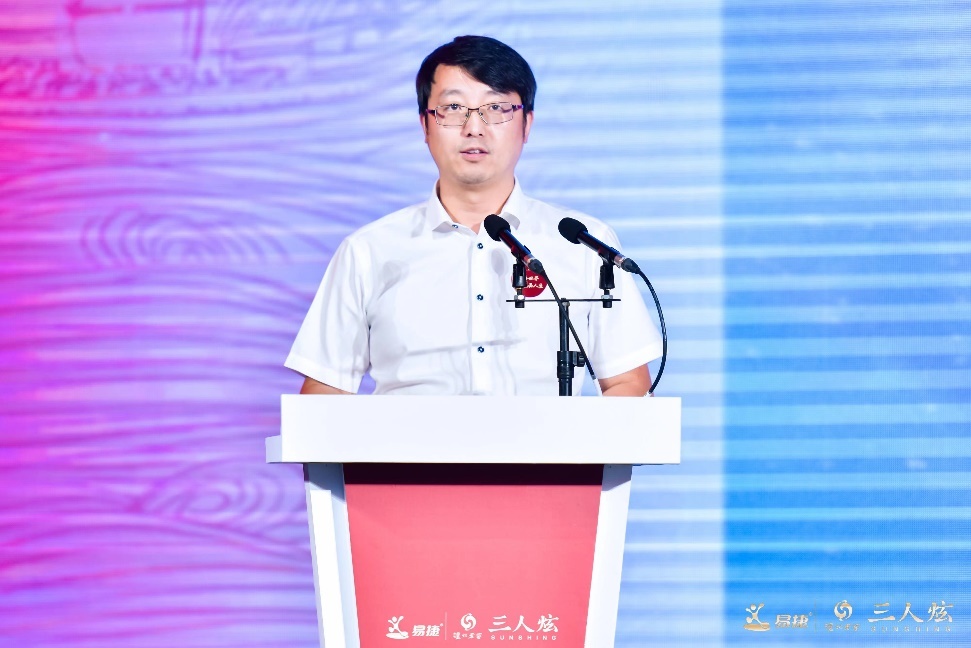 中石化易捷销售有限公司总裁陈旭华致辞表示,自古以来,国人对白酒就有