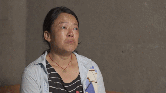 陈艳春接受采访时痛哭。图源：澎湃新闻