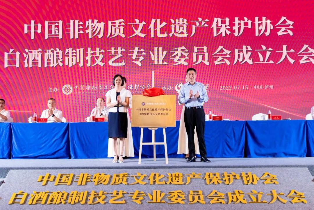 中国非物质文化遗产保护协会会长 王晓峰(右)