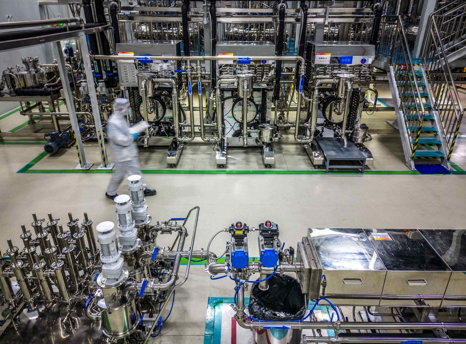 7月17日，在合肥一家动力电池生产企业，技术人员在锂电池生产线上作业。新华社发（解琛摄）